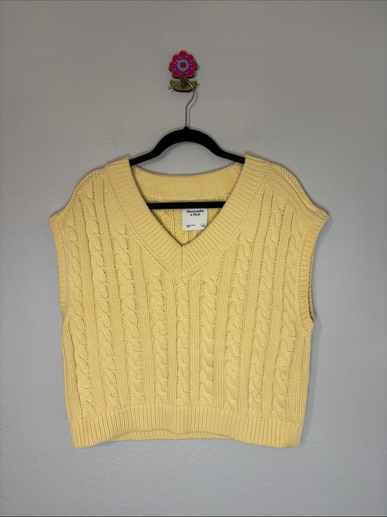 Abercrombie & Fitch Sweaters - Abercrombie & Fitch Yellow Cable Knit Cropper Sweater Vest L